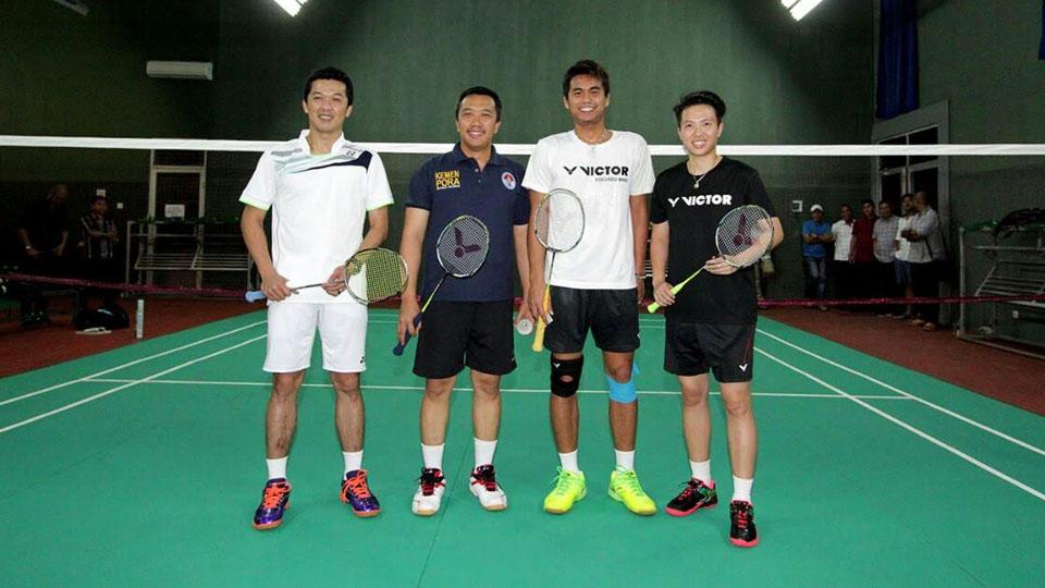 Menpora%20Imam%20Nahrawi%20saat%20bermain%20bulutangkis%20bersama%20tiga%20juara%20Olimpiade%20bulutangkis%20di%20lapangan%20bulutangkis%20Kemenpora%2C%20Jakarta%2C%20Rabu%20%289